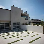 Amazing Views! Walk To The Beach! Pool And Spa!