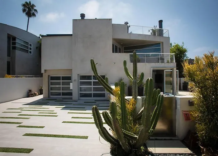 Amazing Views! Walk To The Beach! Pool And Spa!