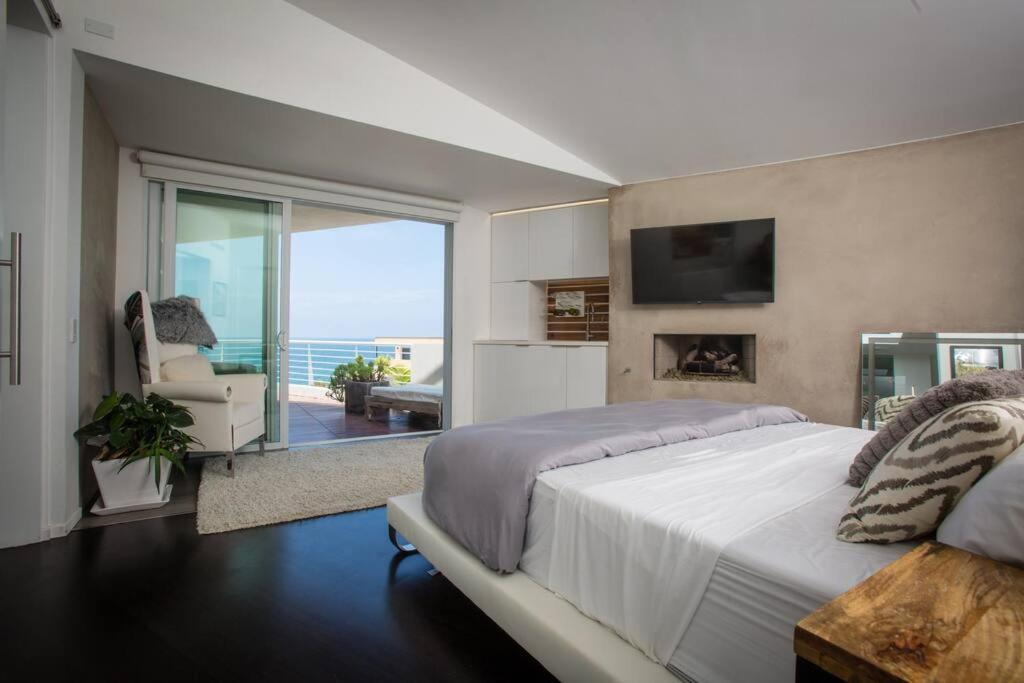 Villa Amazing Views! Walk To The Beach! Pool And Spa!